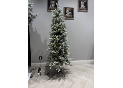 Новогодня заснеженная елка с гирляндой 