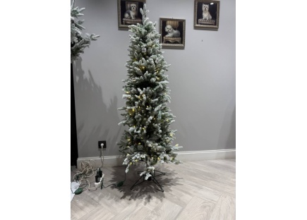 Новогодня заснеженная елка с гирляндой 